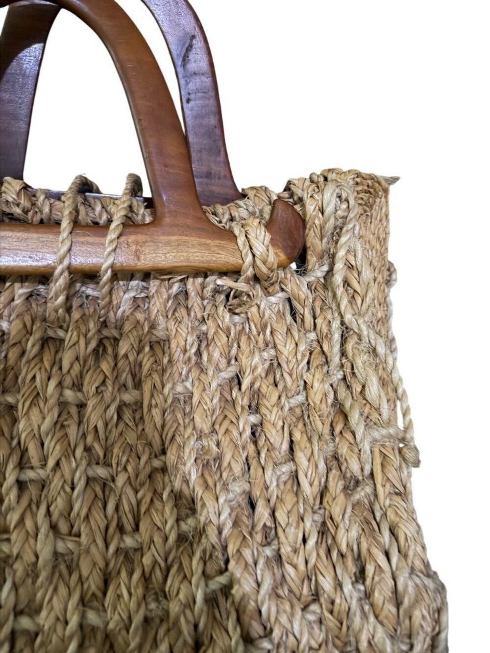 Vintage Woven Straw Handbag With Wooden Handles & Button Loop Closure - Picture 5 of 8